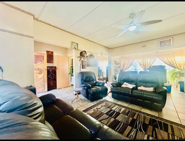 3 BEDROOM HOUSE FOR SALE IN VANDERBIJLPARK CE 3